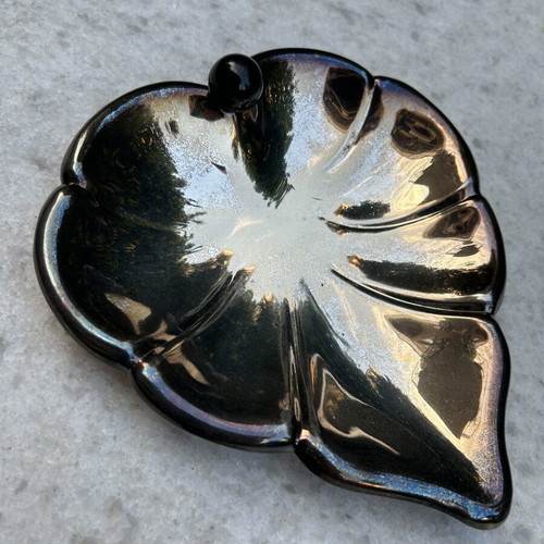 Metal leaf-shaped decorative plate