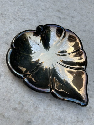 Metal leaf-shaped decorative plate