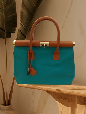 Leather handbag green like new, Made in Italy