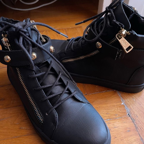 Juicy Couture boots used, black size 36 with studs and laces