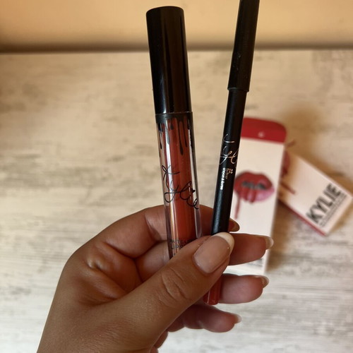 Kylie Cosmetics Lipstick and Lip Liner Set Color 22 New with Chocolate Scent