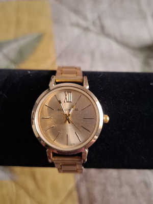 Wristwatch new with gold bracelet and 27mm diameter