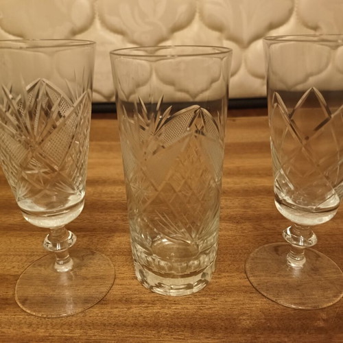 Crystal glasses set like new, 6 water, 5 wine V shape, 2 wine V shape different design