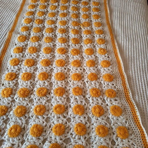 Vintage handmade baby blanket with daisy design, like new, 70x150 cm