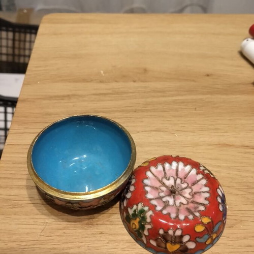 Apple Cloisonne vintage trinket box like new