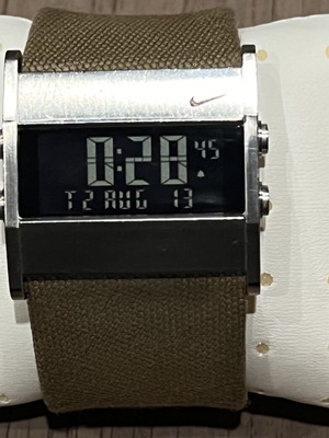 Nike vintage ψηφιακό ρολόι μεταχειρισμένο, Y2K Gorpcore στυλ χακί λάδι