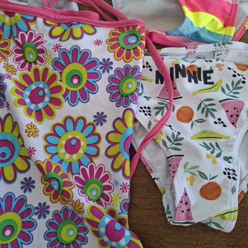 Girls' swimwear set like new, age 8, 3 swimsuits and 1 pareo