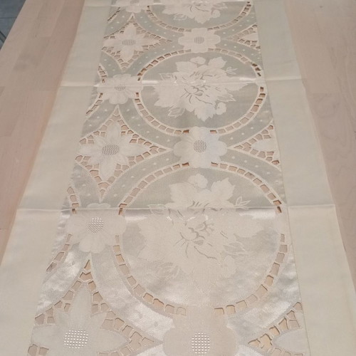 Set of 7 satin tablecloths and napkins cream new
