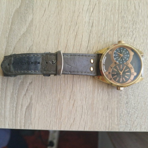 Dual time watch with broken strap for casual wear