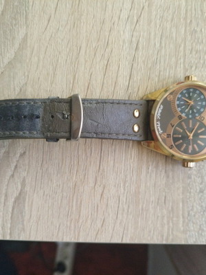 Dual time watch with broken strap for casual wear