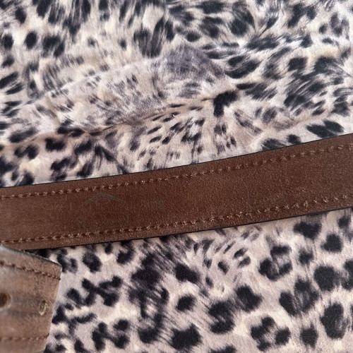 Men's leather belt in brown, like new, with classic metal buckle and triangular logo