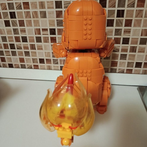 Mega Pokemon Jumbo Charmander figure with 750 compatible bricks