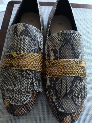 Moccasin shoes snake print like new, size 39