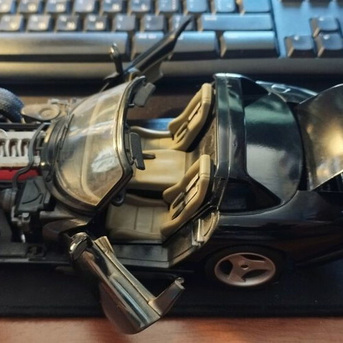 Metal static model Viper 1/18 by Burago like new