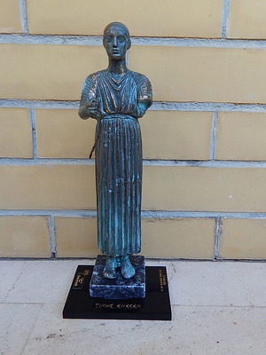 Bronze table statue of the Charioteer of Delphi 478-474 BC used, marble base