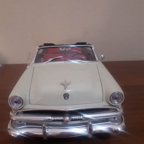 Ford 1953 Crestliner Sunliner 1/18 model car