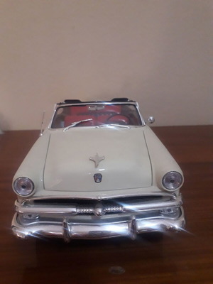 Ford 1953 Crestliner Sunliner 1/18 model car