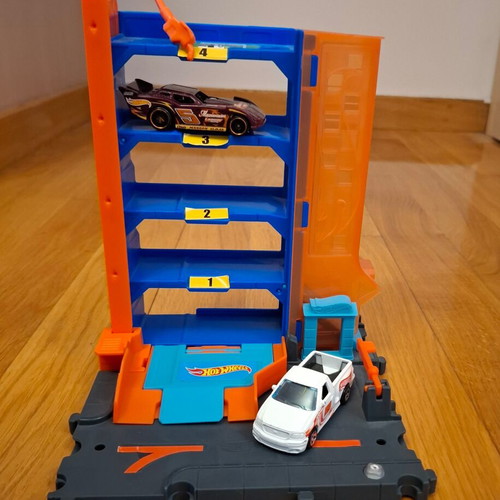 Hot Wheels City Track (HDR24) with 2 used Hot Wheels cars