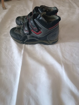 Children's shoes size 28 casual black with red details like new