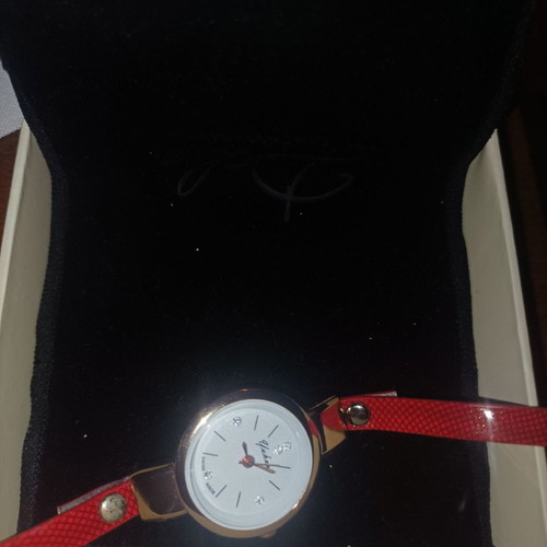 Wristwatch women's new with unique design
