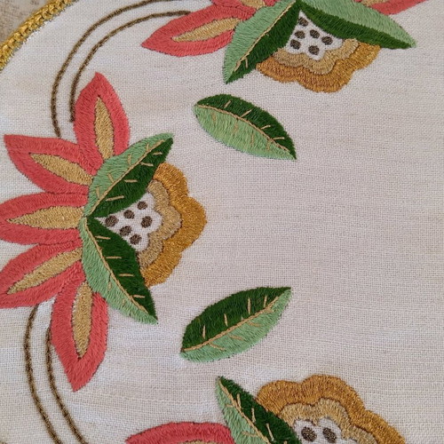 Embroidered table runner with gold thread, like new, 91x42 cm