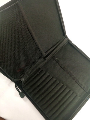 Brush case like new with zipper and extra pocket