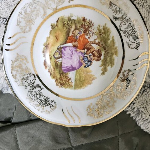 Porcelain plates like new, set of 6, painted with gold details