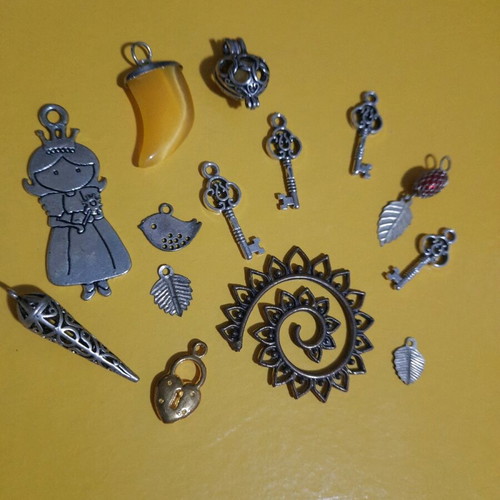 Metal hanging charms for gouria craft