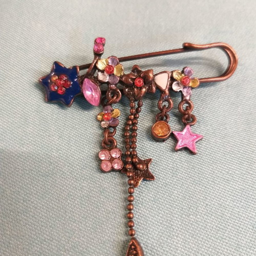 Bronze safety pin brooch with variety of flowers
