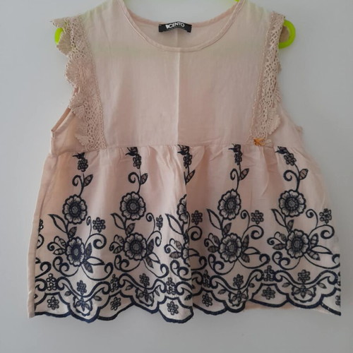 Cento Fashion women's sleeveless blouse new, beige with blue embroidery