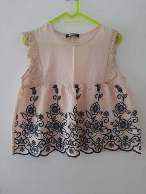 Cento Fashion women's sleeveless blouse new, beige with blue embroidery