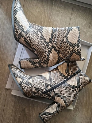 Women's snake print ankle boots size 39, lightly used