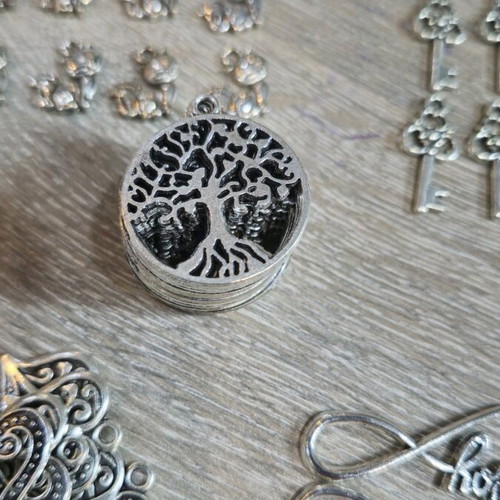 Metal charms like new, pack of 113 pieces
