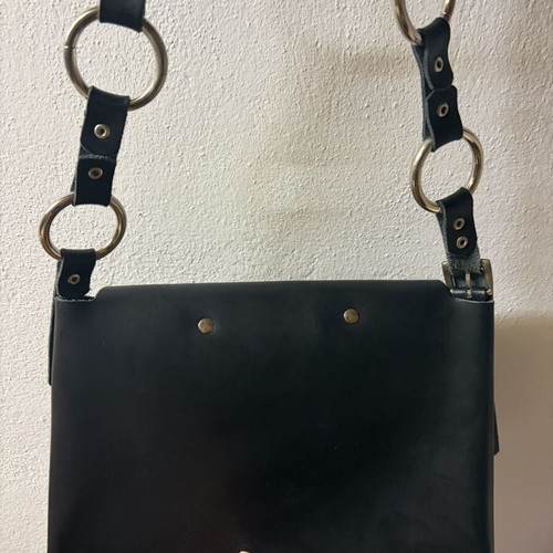 Individual leather shoulder bag, black with silver shell clasp