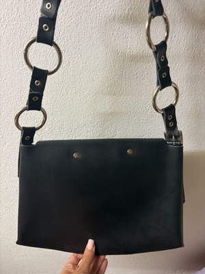 Individual leather shoulder bag, black with silver shell clasp