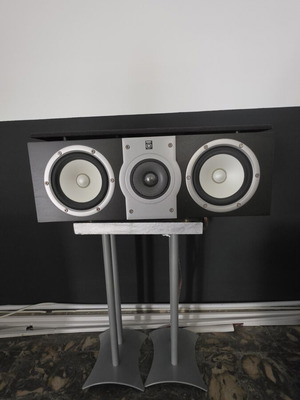 Yanaha Soavo 2 bookshelf and center speakers like new with stands