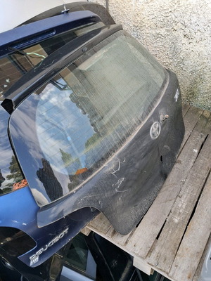 Toyota Yaris 99-05mod τζαμοπορτα μεταχειρισμένη σε μέτρια κατάσταση