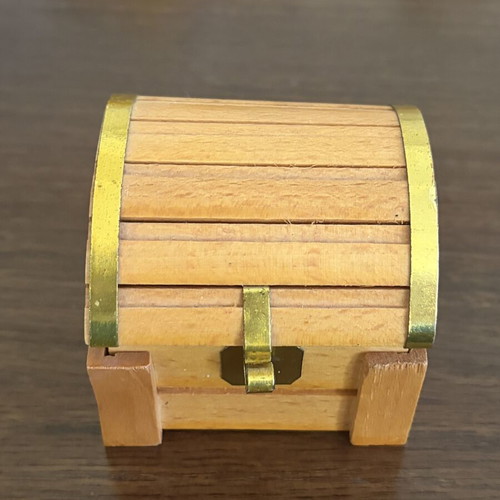 Wooden trinket box like new, small treasure chest style