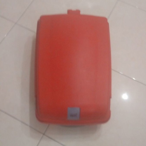 Plastic suitcase used, red, with wheels, dimensions 19×14×4 cm, lockable