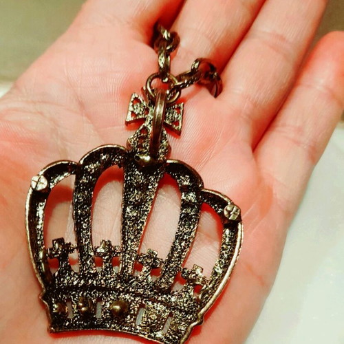 Висулка Crown златист цвят нова с кафяви кристали