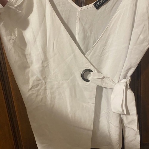 White tank top with internal and external tie like new, fits small and medium
