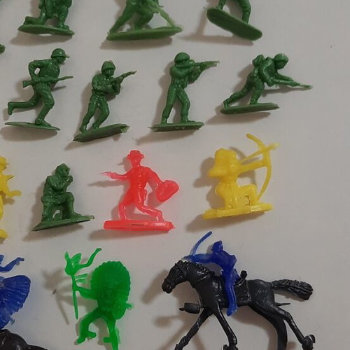 Vintage '70s Small Figures Soldiers-Indians-Cowboys Like New, Pack