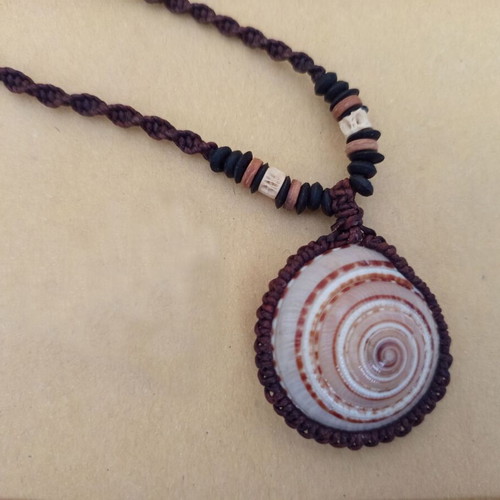 Shell pendant like new