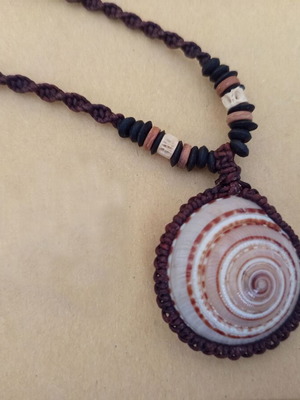 Shell pendant like new
