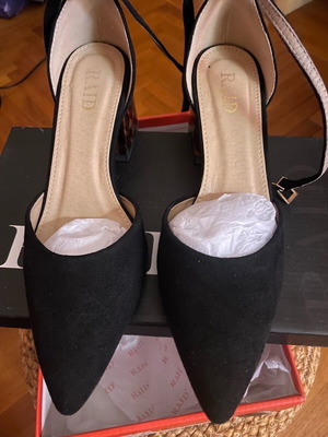 Raid suede pumps like new, size 39, black and brown
