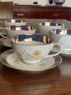 Vintage set of 6 gold-trimmed cups with saucers like new