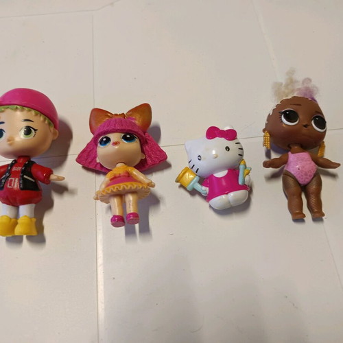 Various dolls in good condition