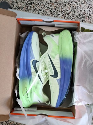 Nike Vomero 18 спортни обувки нови, многоцветни, номер 42.5
