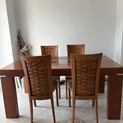 Solid wood extendable dining table with 4 chairs