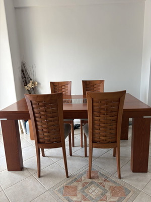 Solid wood extendable dining table with 4 chairs